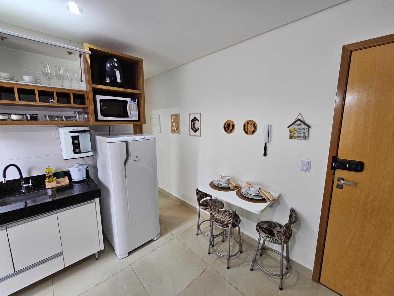 APARTAMENTO MOBILIÁDO DE 02 QUARTOS, JARDIM GOIÁS.