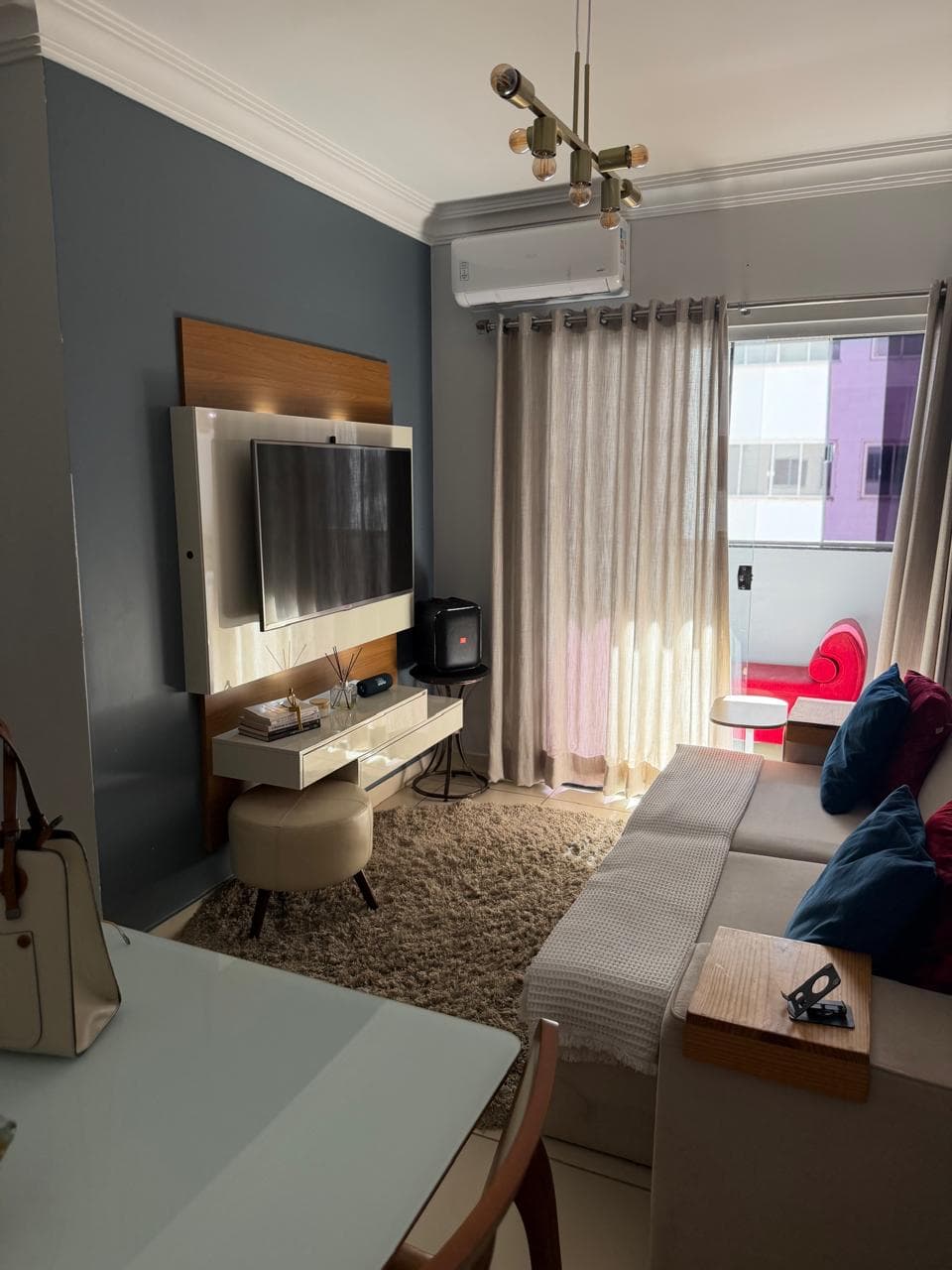 Apartamento 2/4 sendo uma suíte.