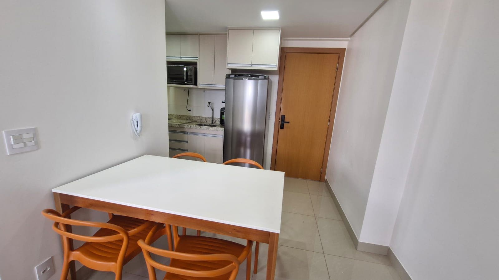 FLAT MOBILIADO, SETOR OESTE.