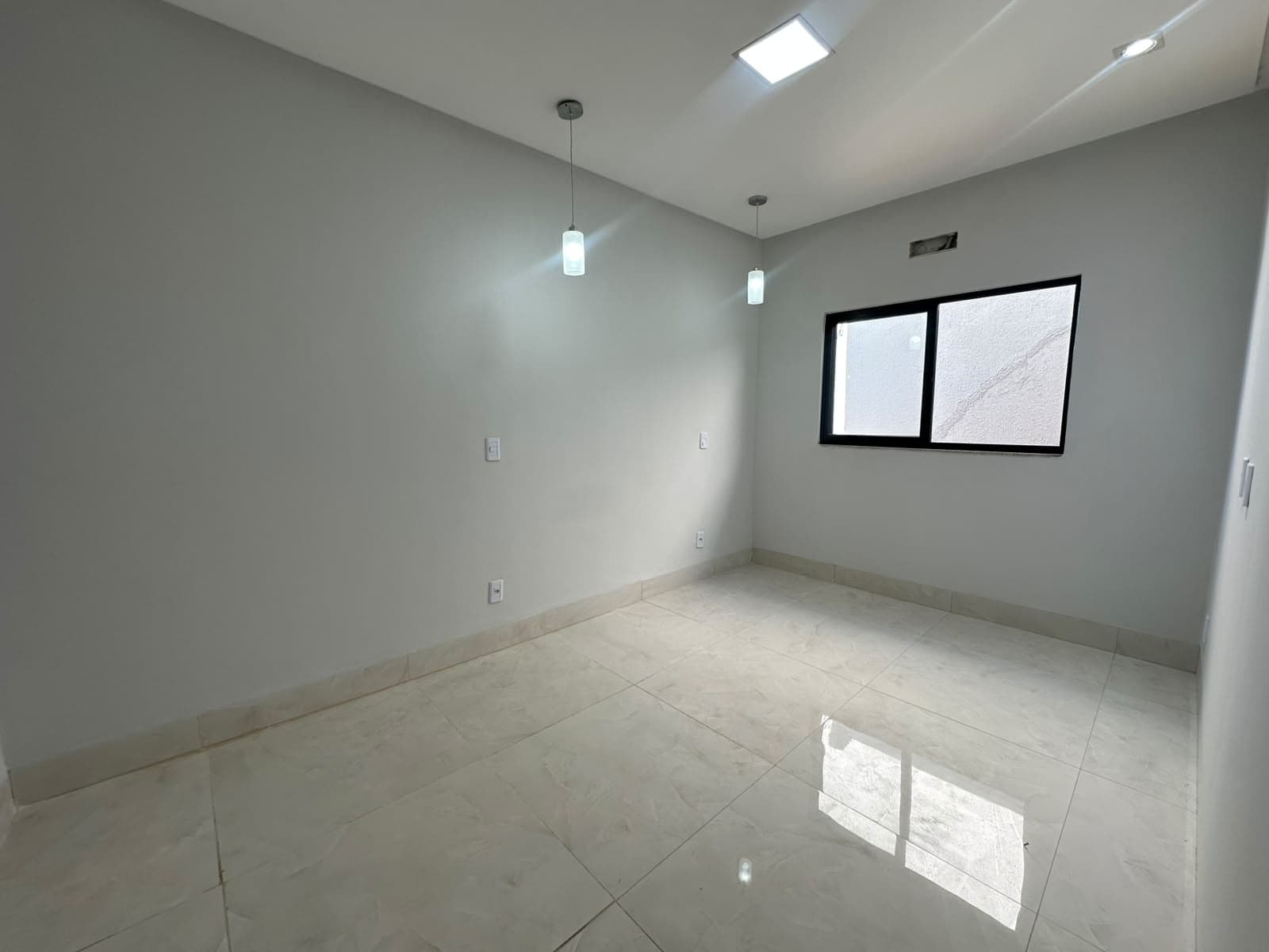 CASA 03 QUARTOS SENDO 1 SUITE NO JARDIM ALTO PARAÍSO EM AP DE GOIÂNIA
