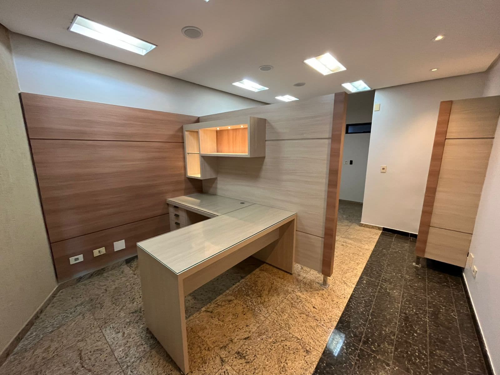 SALA PARA CONSULTORIO NO SETOR MARISTA