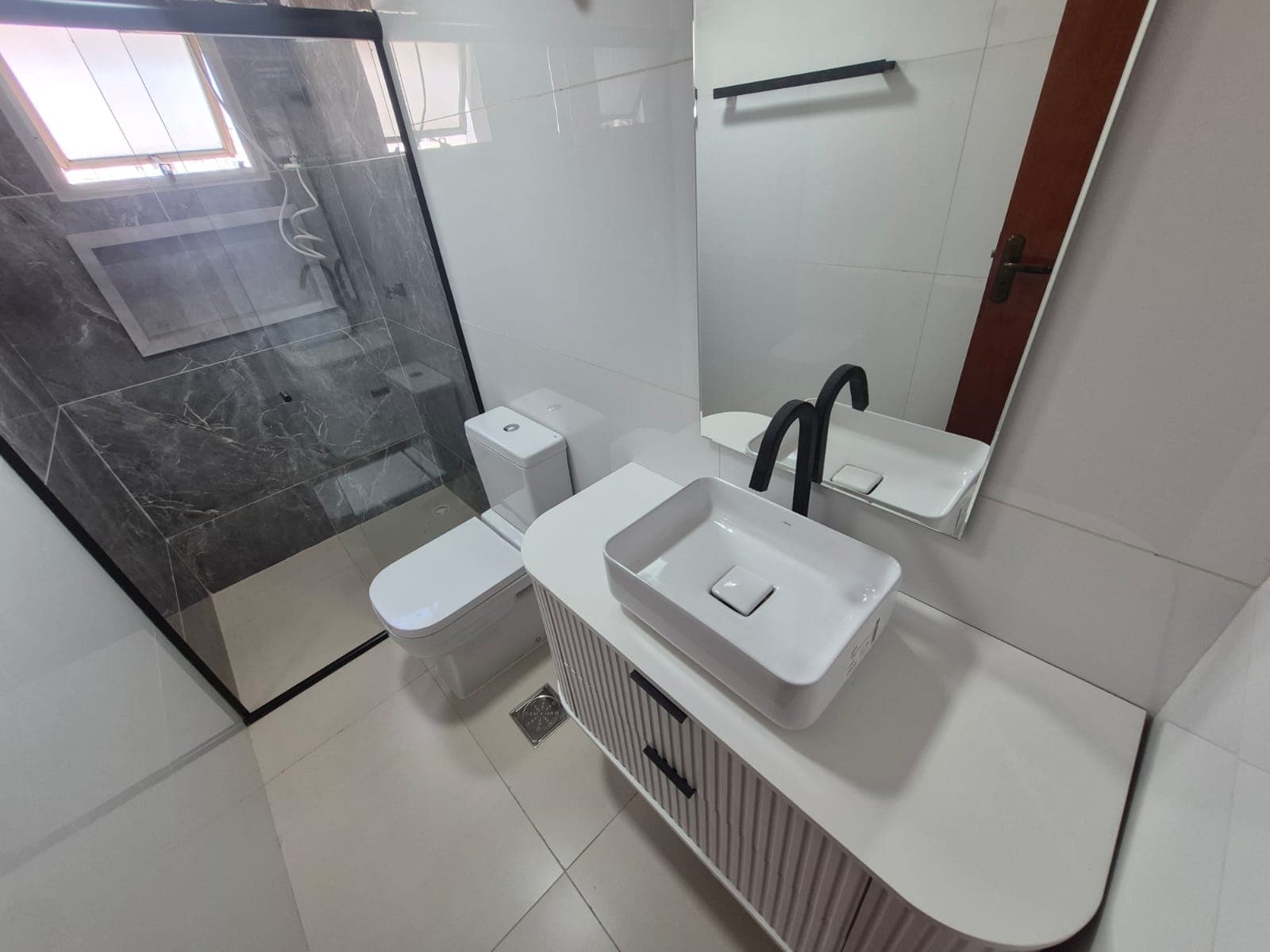 APARTAMENTO 03 QUARTOS SENDO 1 SUITE NO SETOR AEROPORTO ED NICOLE