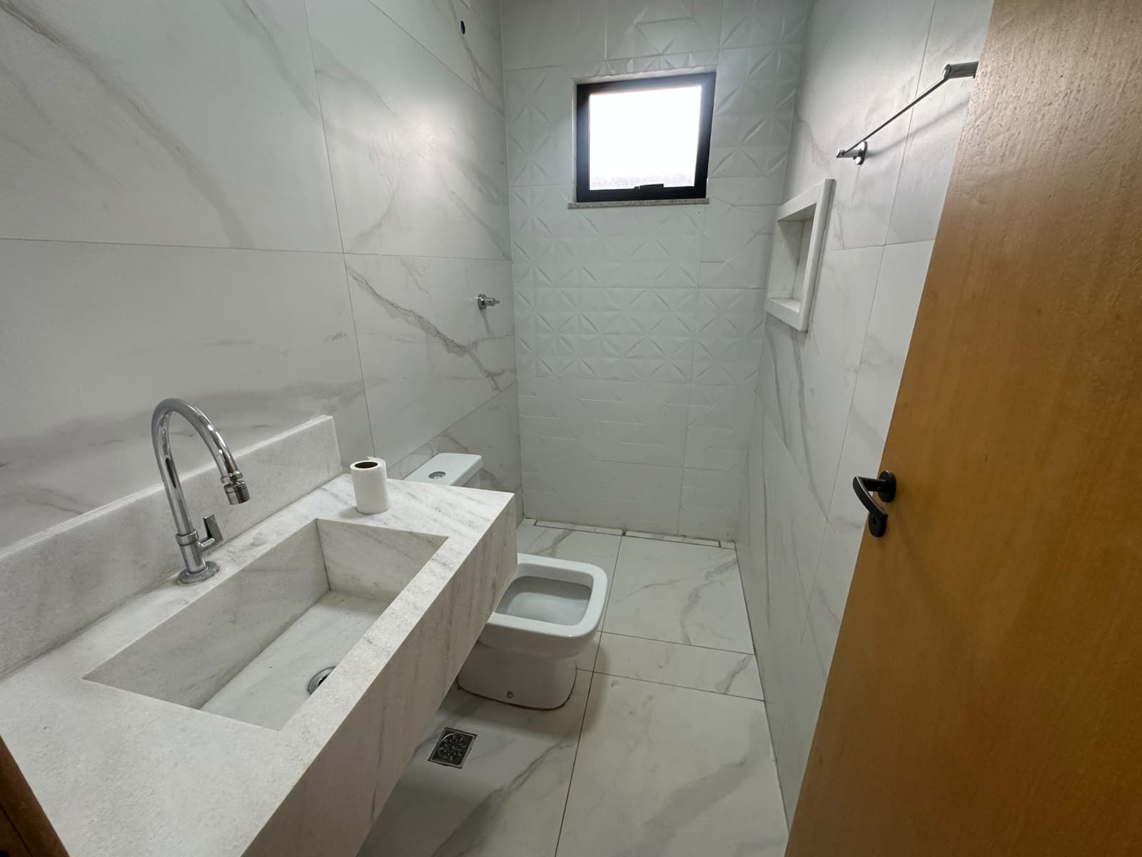 CASA 03 QUARTOS SENDO 1 SUITE NO JARDIM ALTO PARAÍSO EM AP DE GOIÂNIA