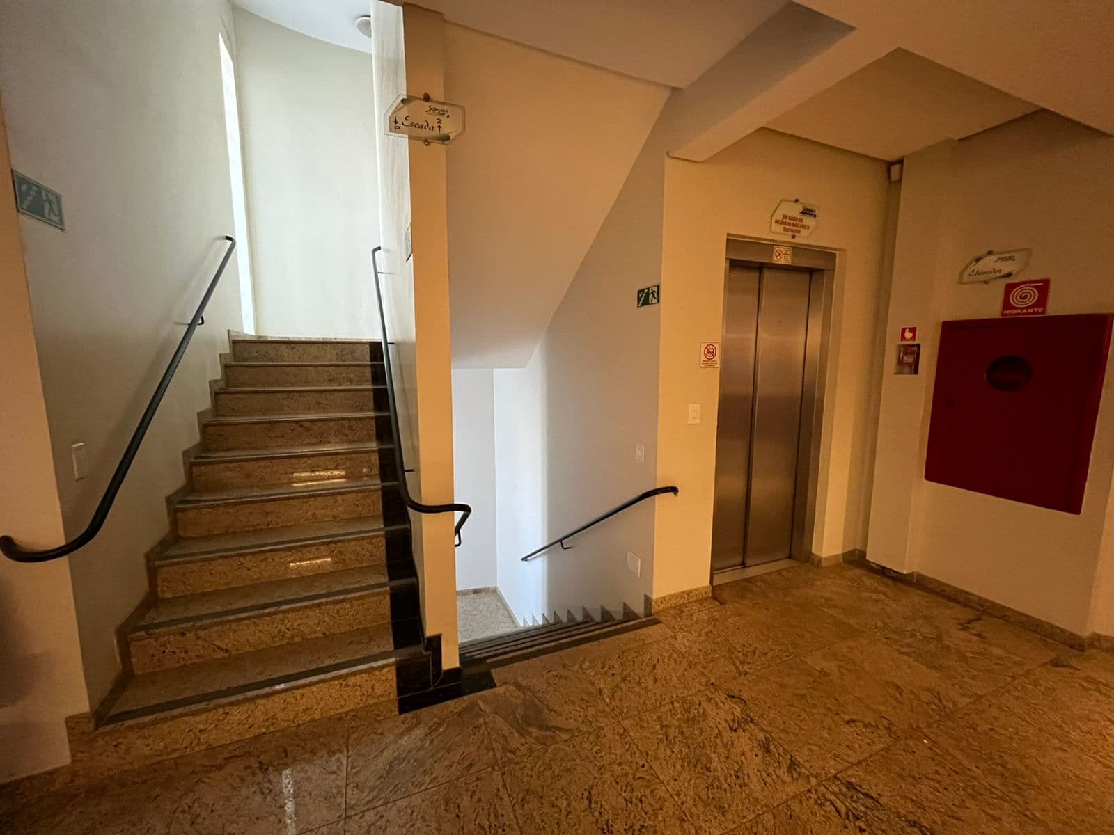 SALA PARA CONSULTORIO NO SETOR MARISTA